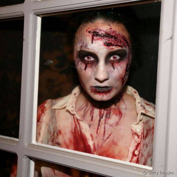 Demi Lovato já caprichou em uma fantadsia zumbi, com direito a sangue e a cicatrizes